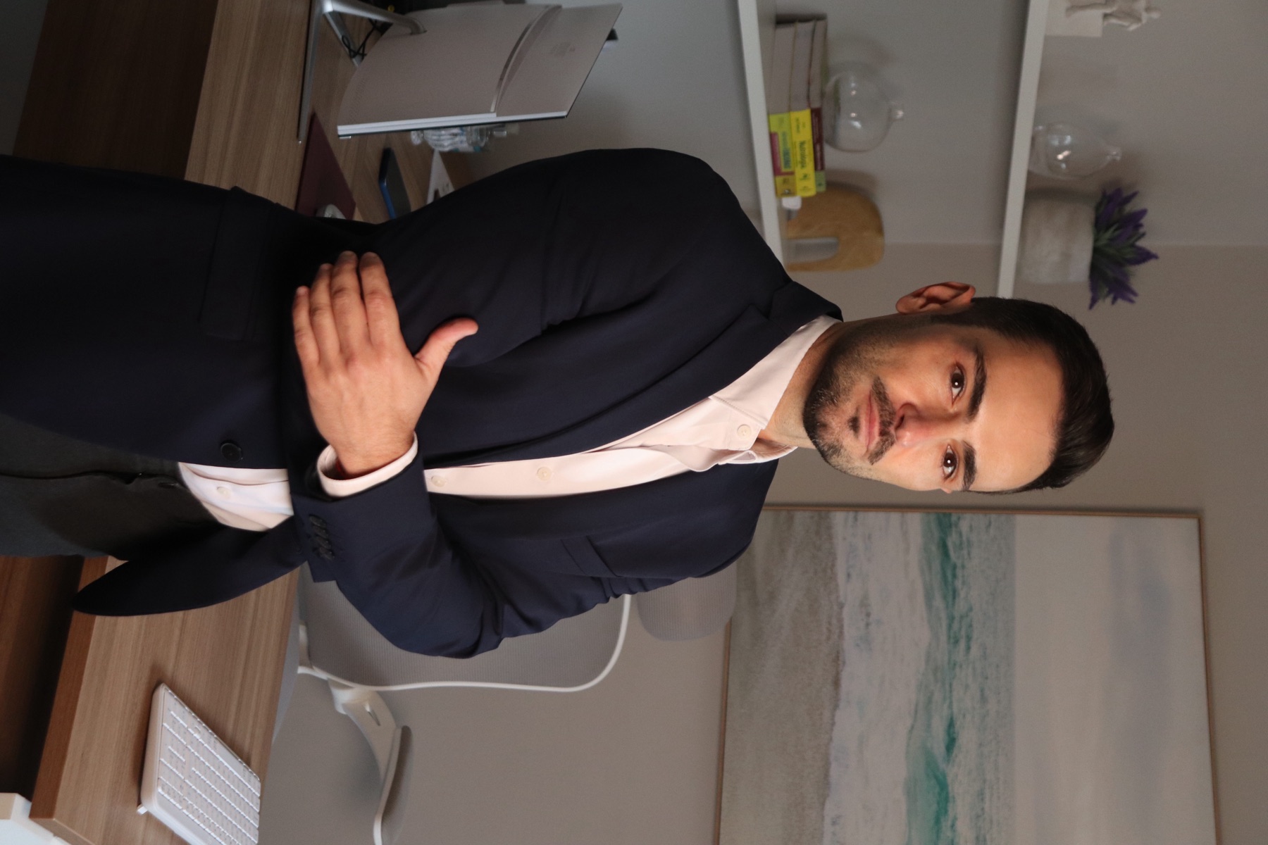 Dr. Yuri Bonicelli, médico Radio-Oncologista, em seu consultório em Marília